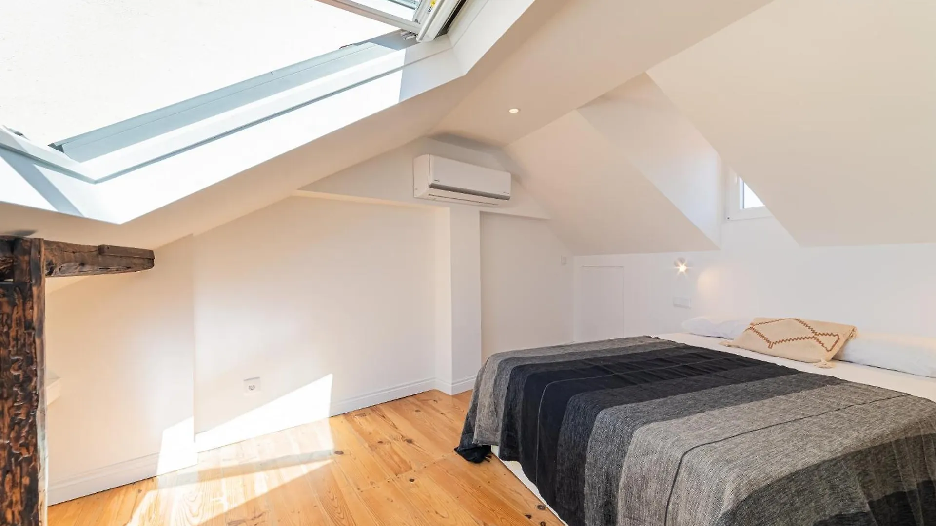 Apartment Bright Duplex With Stunning Bridge Views In The History Area