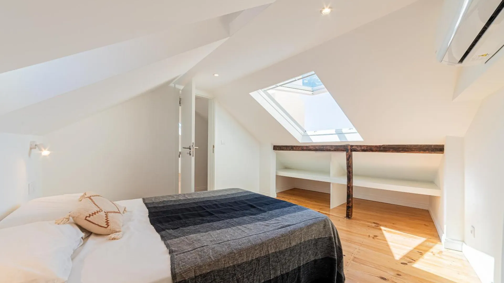Bright Duplex With Stunning Bridge Views In The History Area Apartment