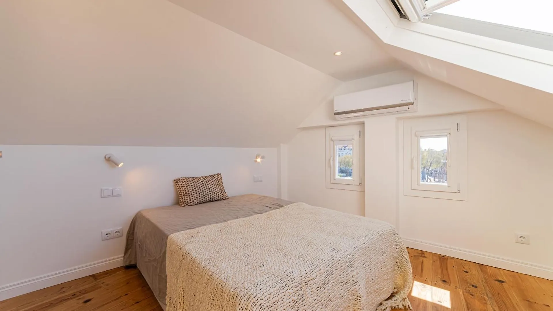 Bright Duplex With Stunning Bridge Views In The History Area Lisbon
