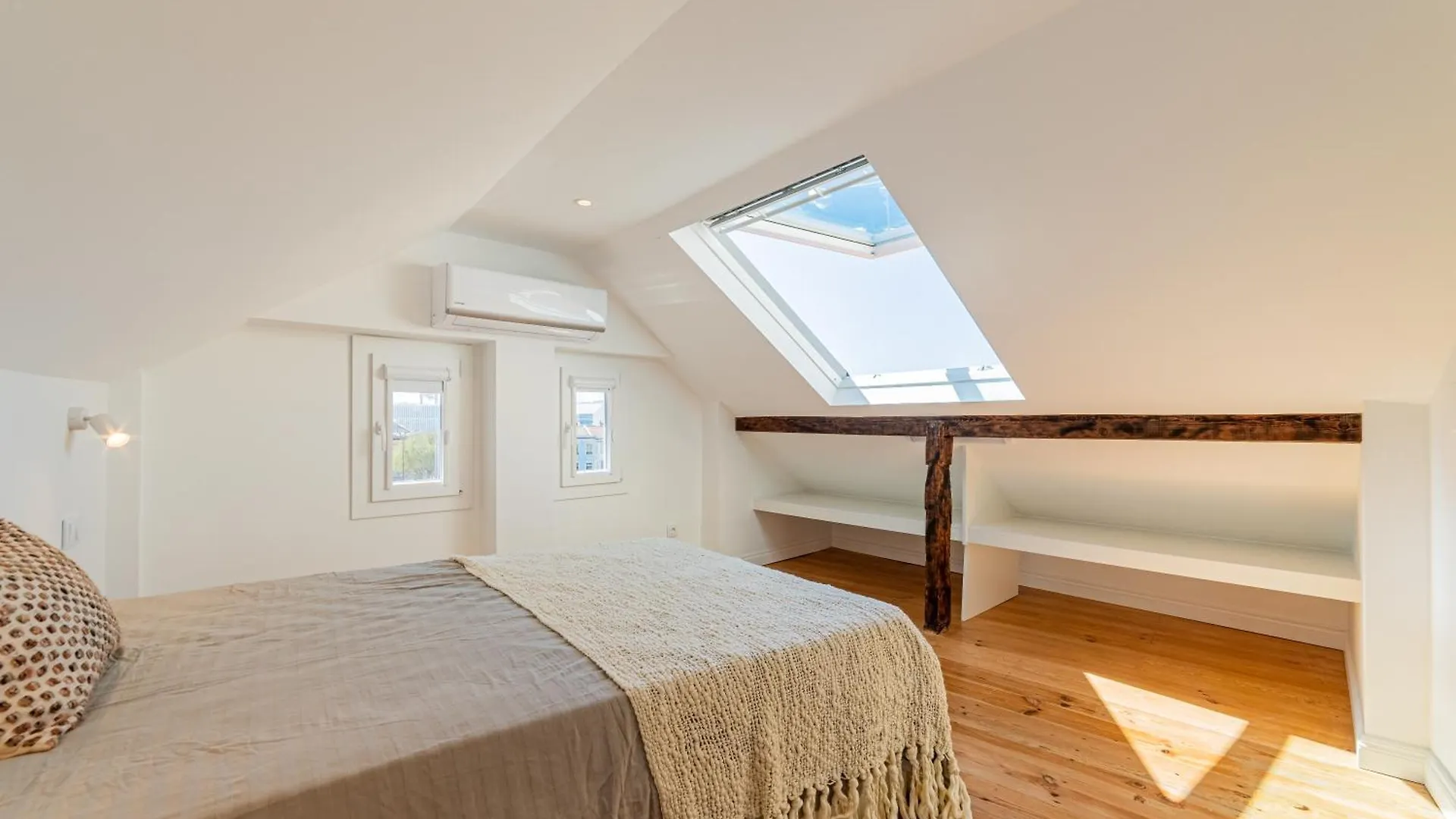 Bright Duplex With Stunning Bridge Views In The History Area 0*, Lisbon