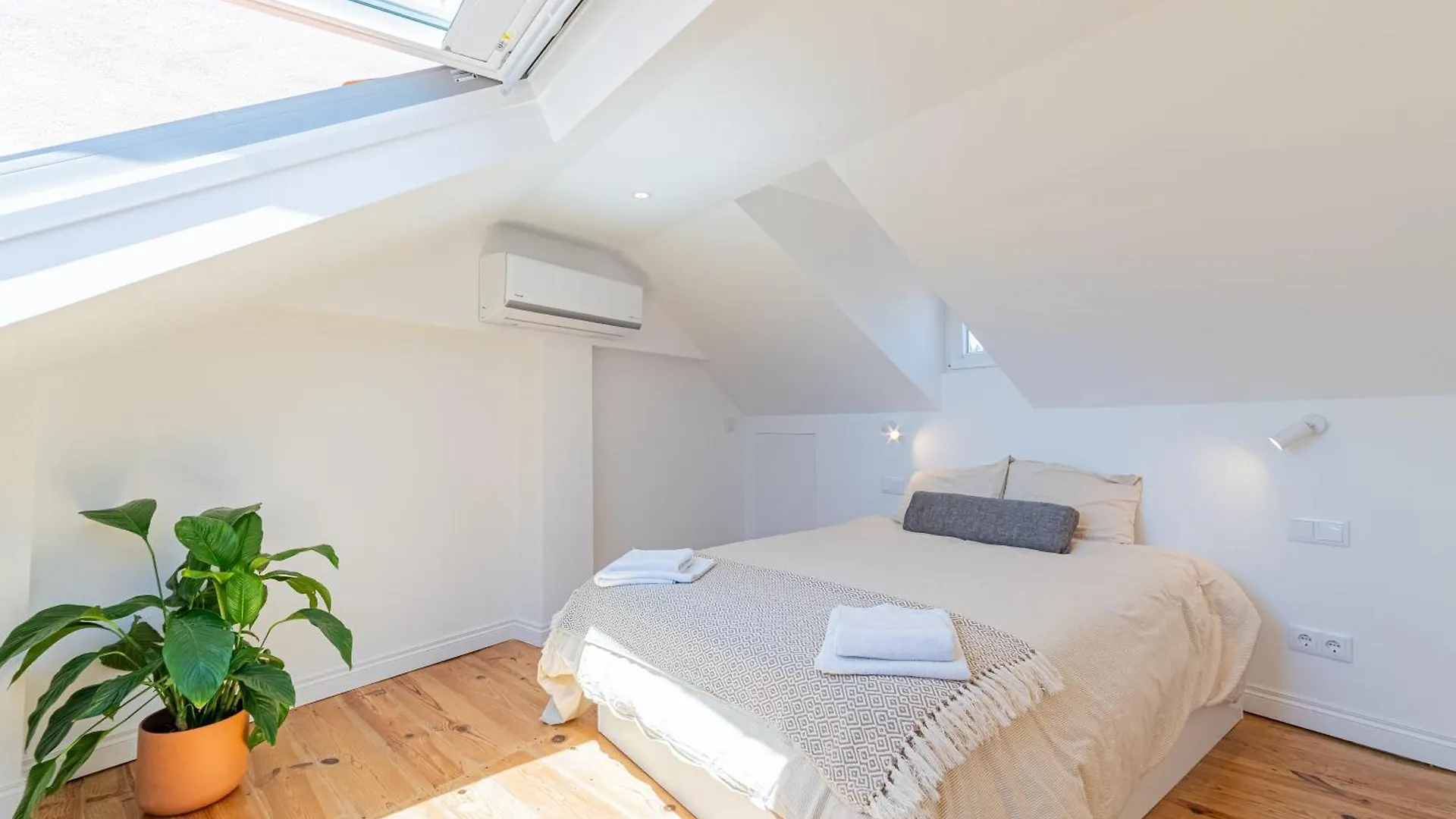 Apartment Bright Duplex With Stunning Bridge Views In The History Area Portugal