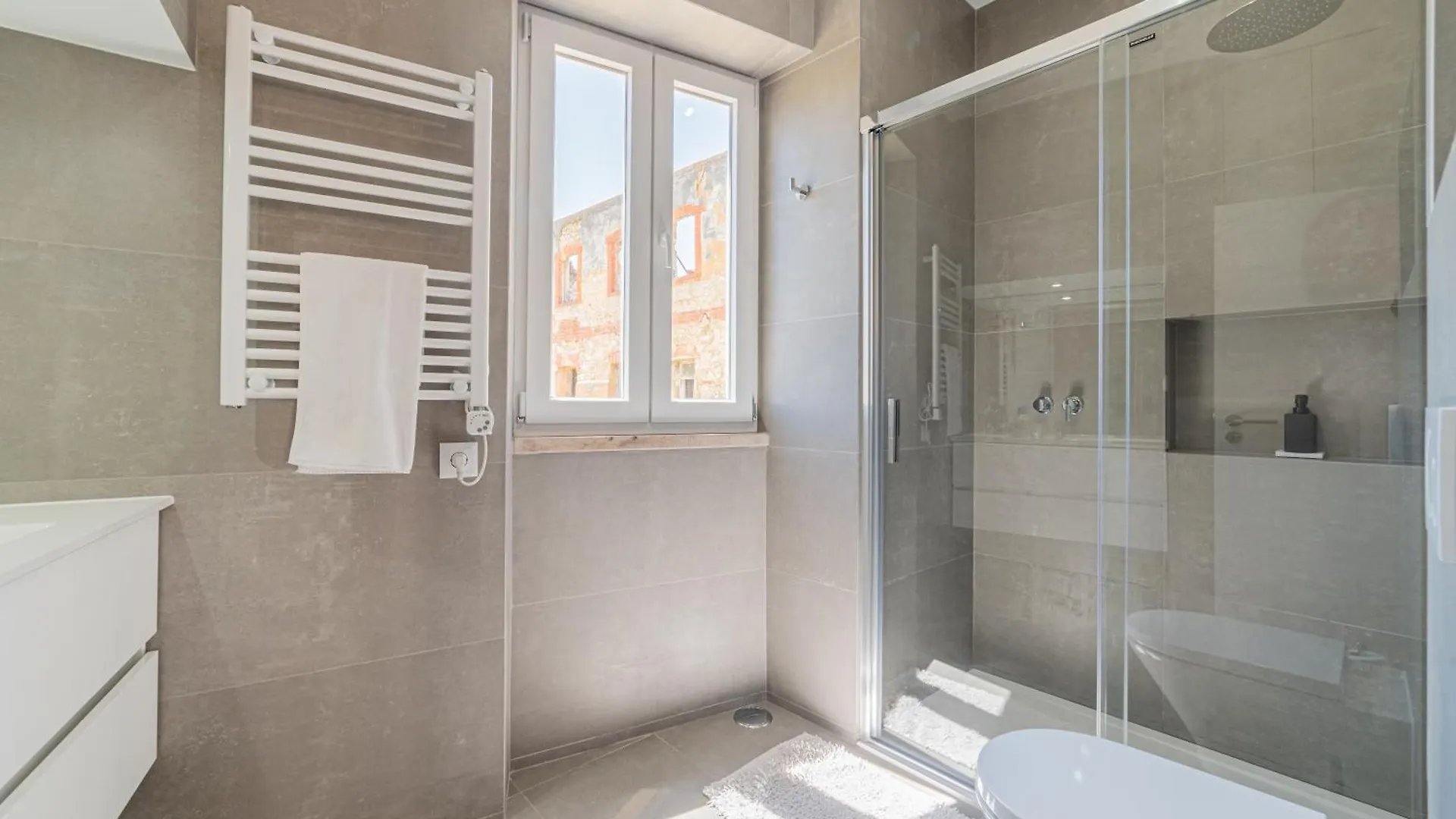 Bright Duplex With Stunning Bridge Views In The History Area 0*, Lisbon