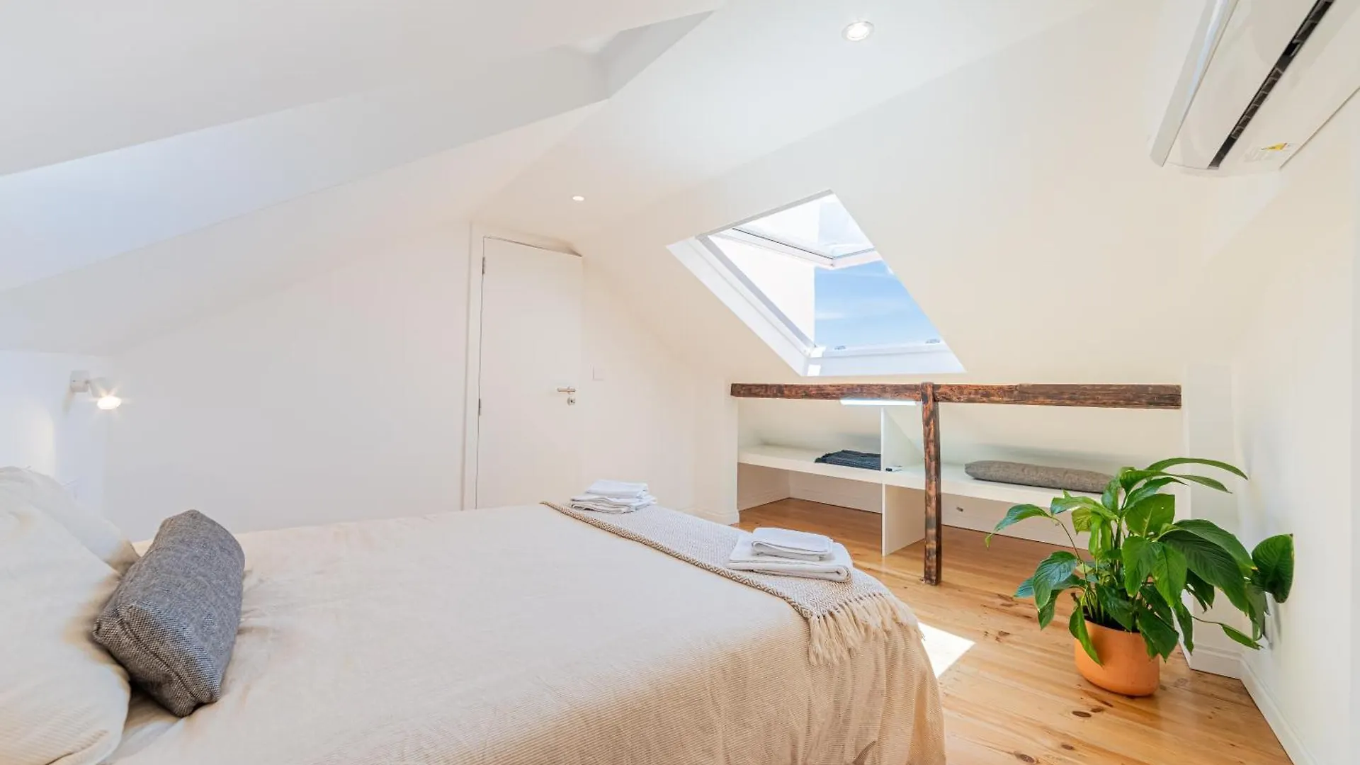 Bright Duplex With Stunning Bridge Views In The History Area Apartment