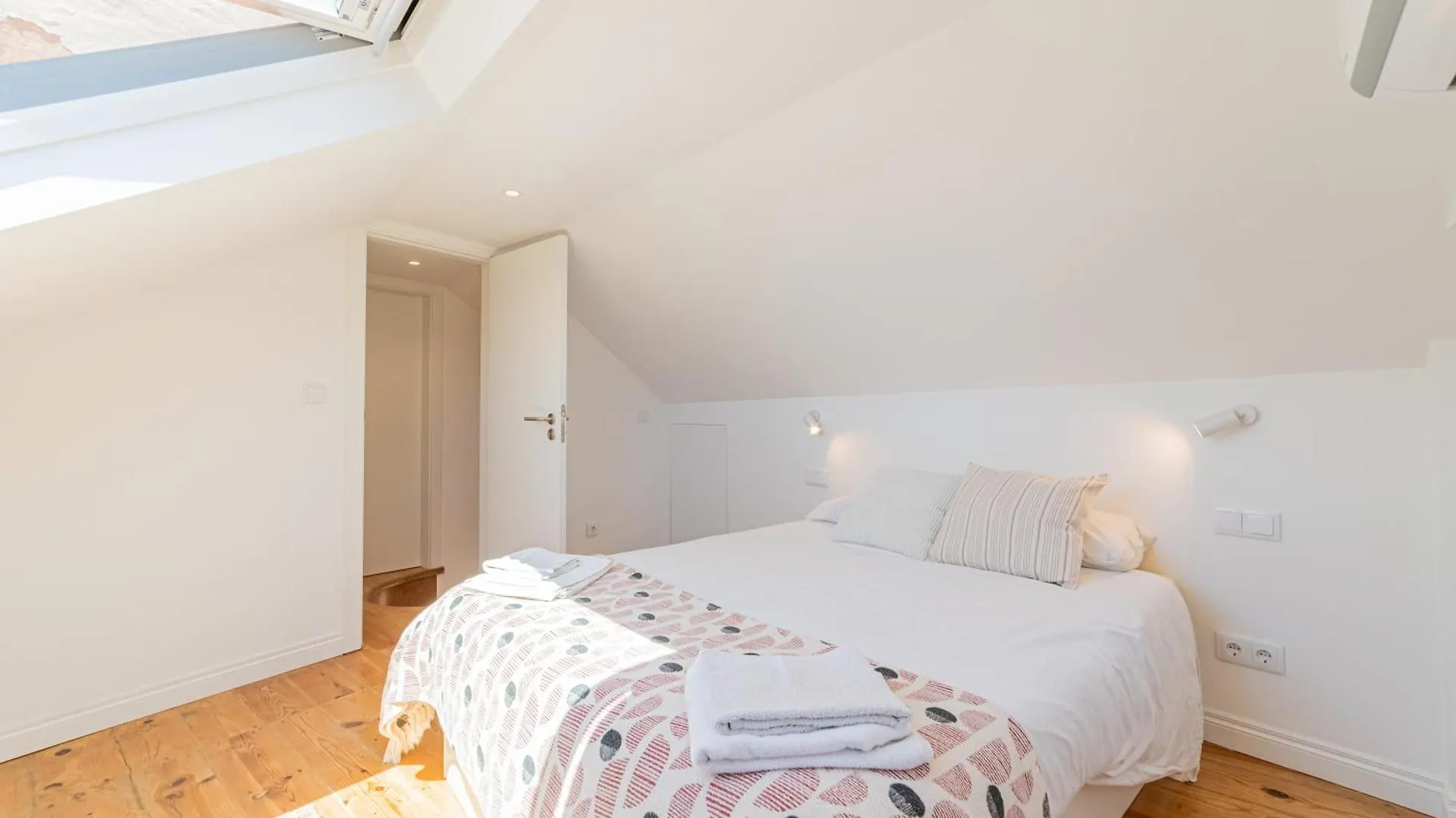 Bright Duplex With Stunning Bridge Views In The History Area
